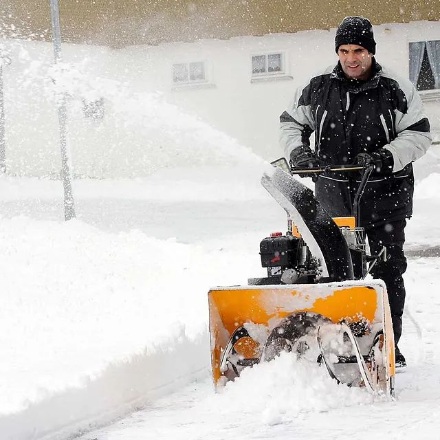 Schneeräumen-mit-einer-Schneefrse---Ein-Mann-räumt-Schnee