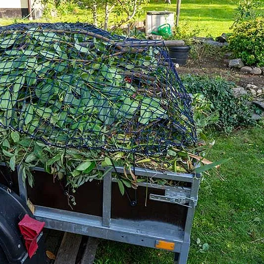 Anhnger-mit-Gartenabfllen-im-Herbst