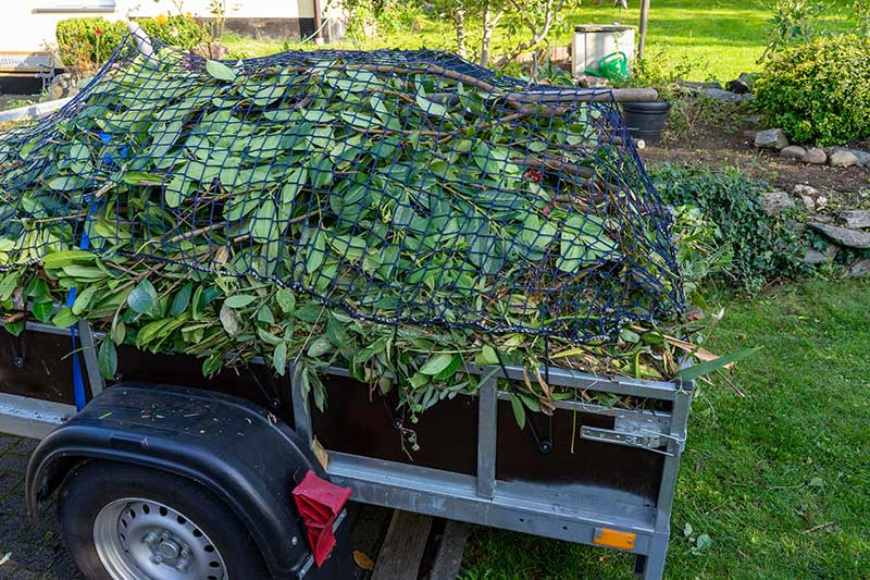 Anhnger-mit-Gartenabfllen-im-Herbst