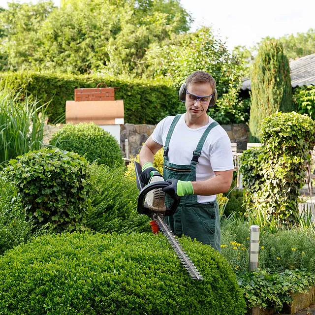 Gärtner bei Gartenarbeit